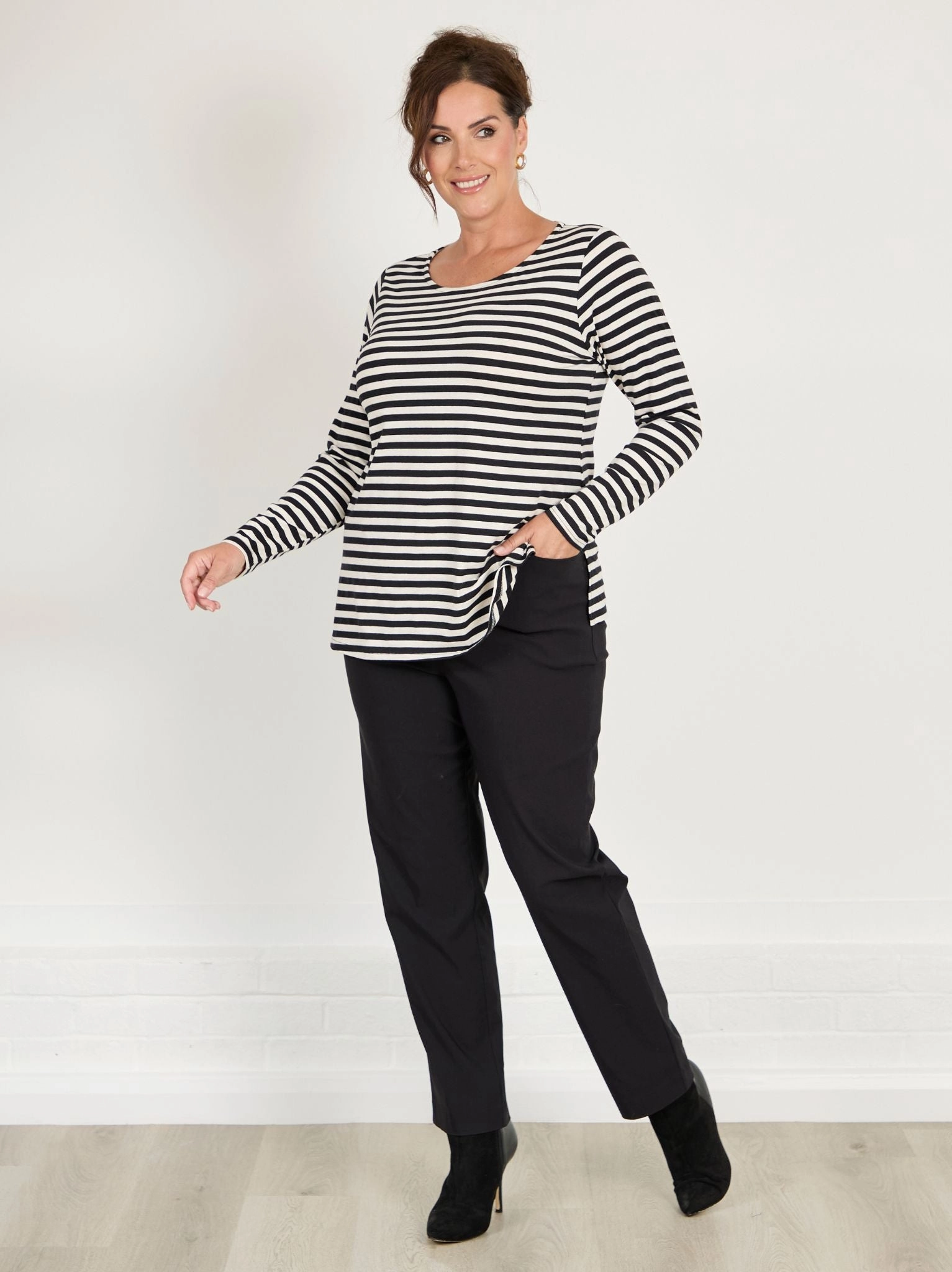 Sporty T-shirt SlimFitAdaptation Alma Jersey Top - Black