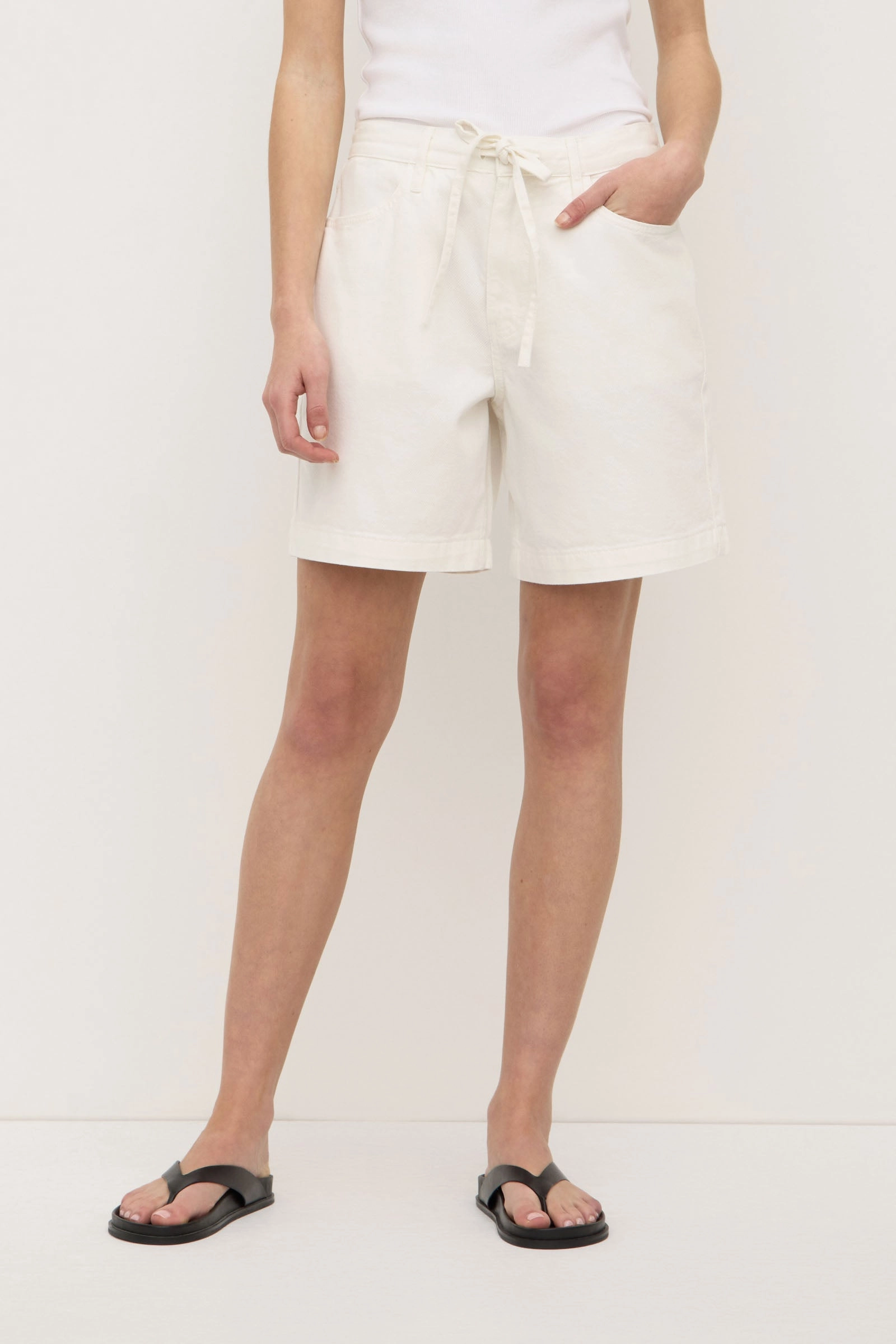 Bobbie Twill Midrise Short snap closure