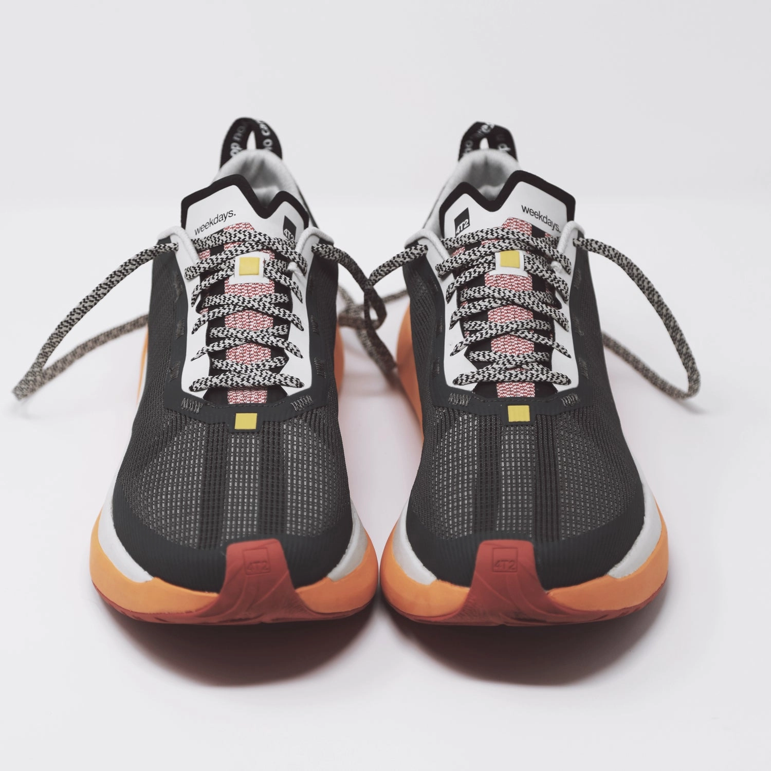 4T2 Weekdays Running Shoes Anthracite / Mid Grey oval track running option