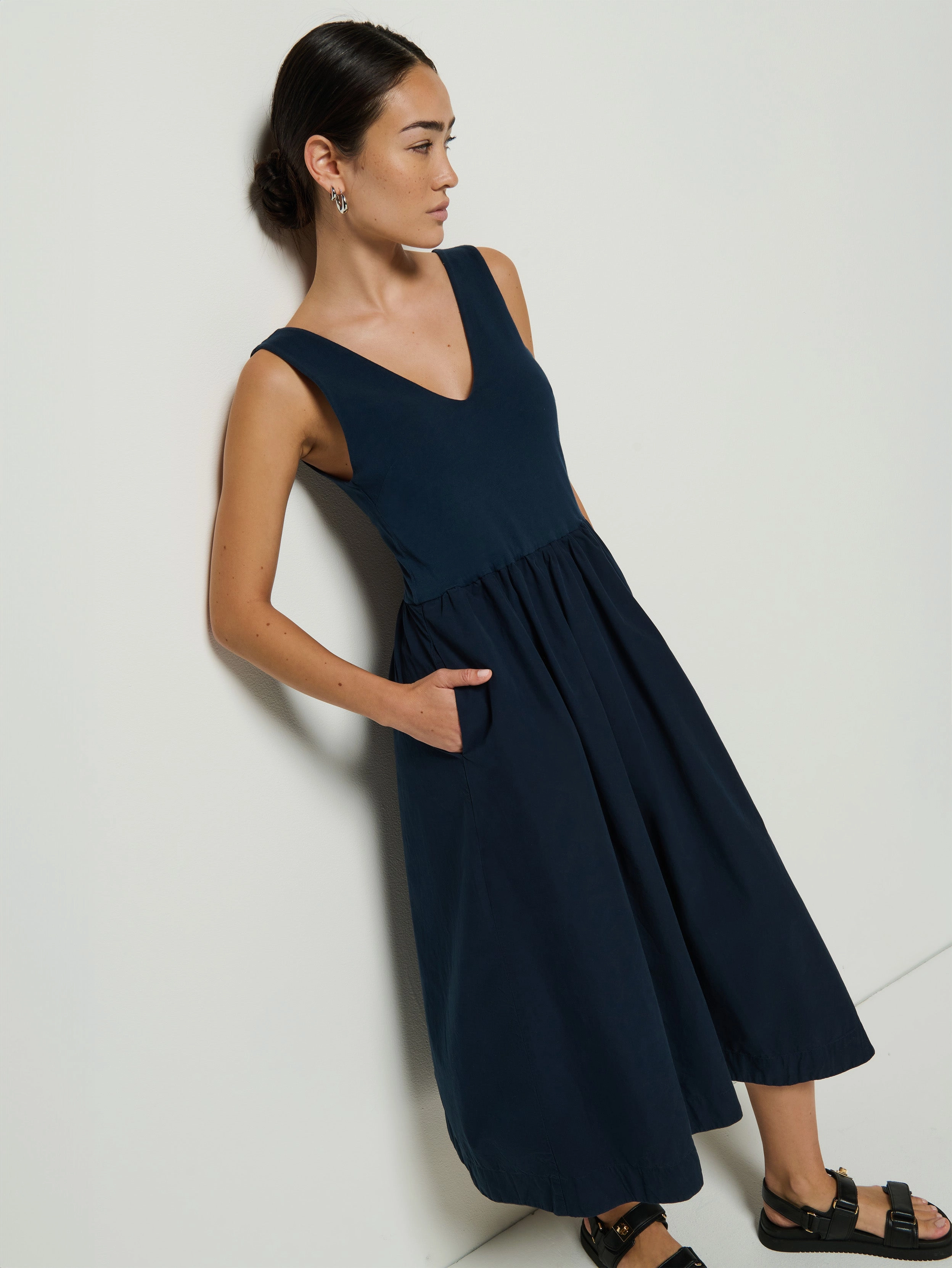 Light and Comfortable Daria V-Neck Midi