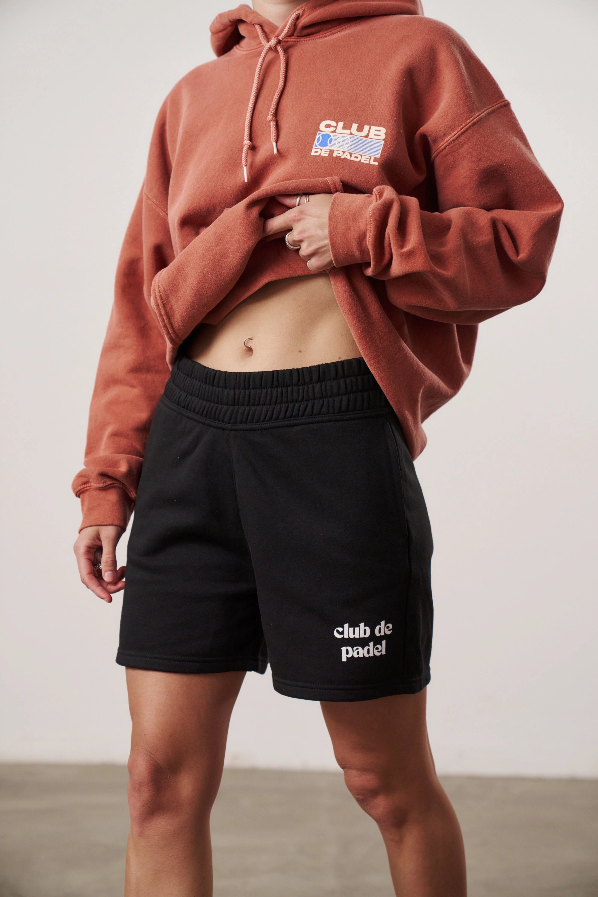 Sleek Comfort Club de Padel Logo WMNS Jogger Shorts - Black