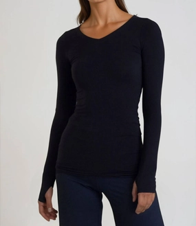 Fashion Essentials Collagen V-Neck In Black