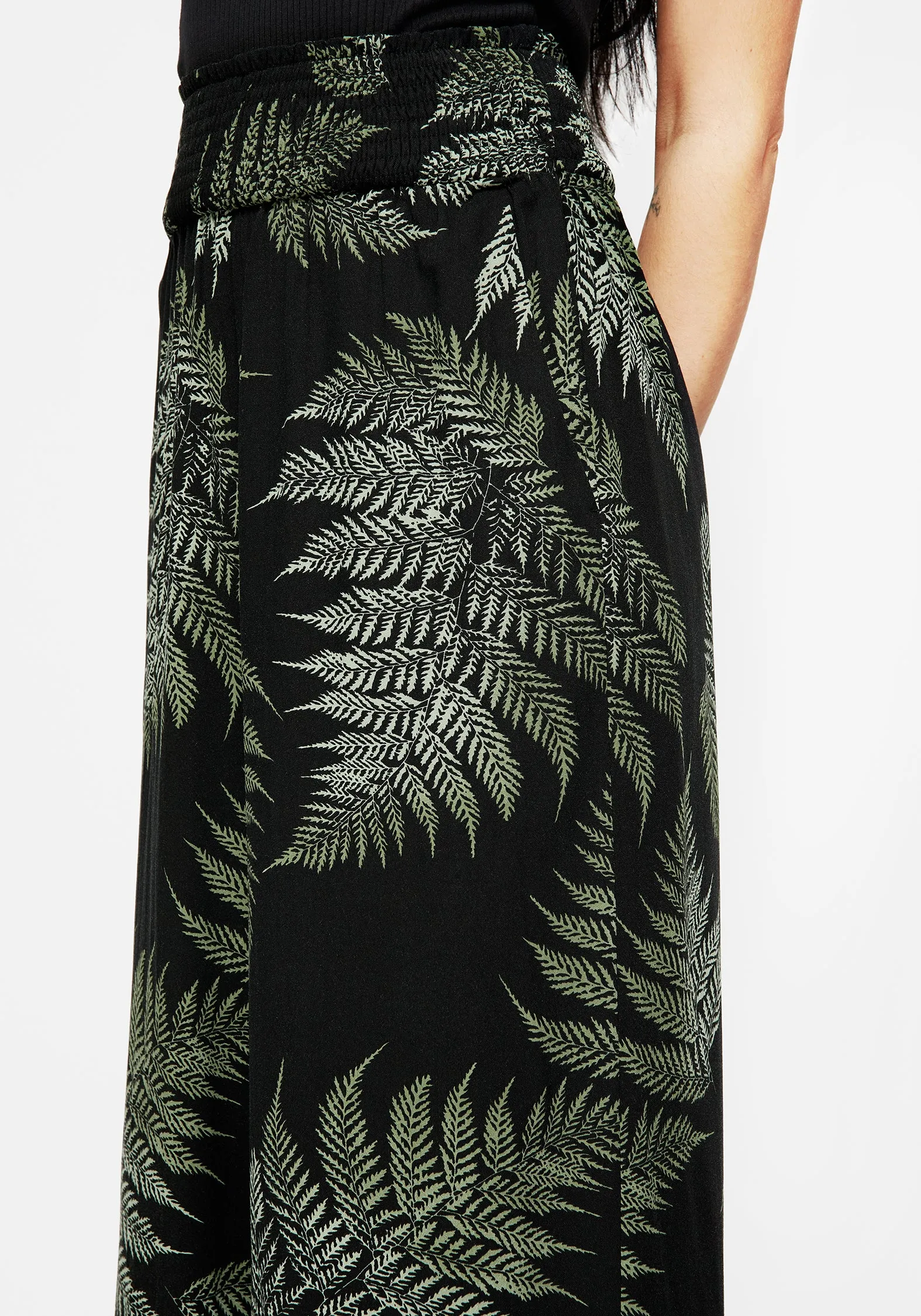 Wrinkle resistant fabric Fern Flowy Trousers