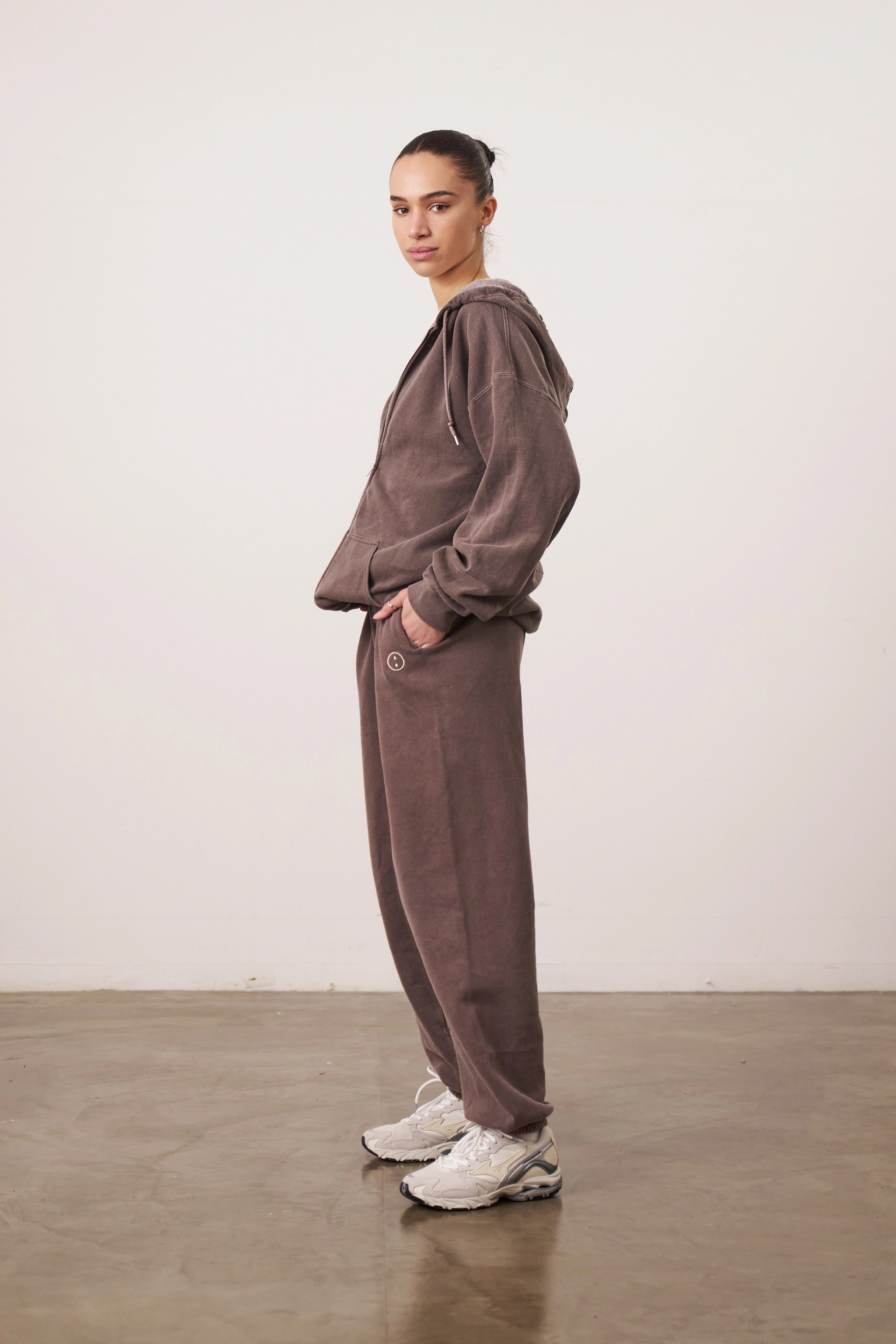 NonBindingWaistline Flexible Knee Articulation Essentials Vintage Washed Joggers - Cocoa