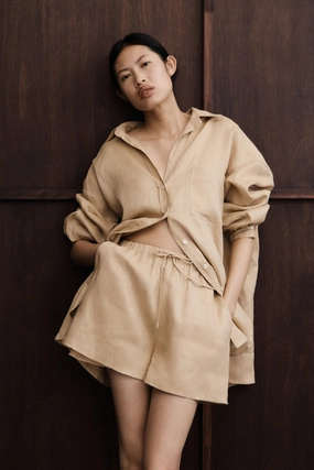 LUNE TAN LINEN SHORT Jogging Ready hip look