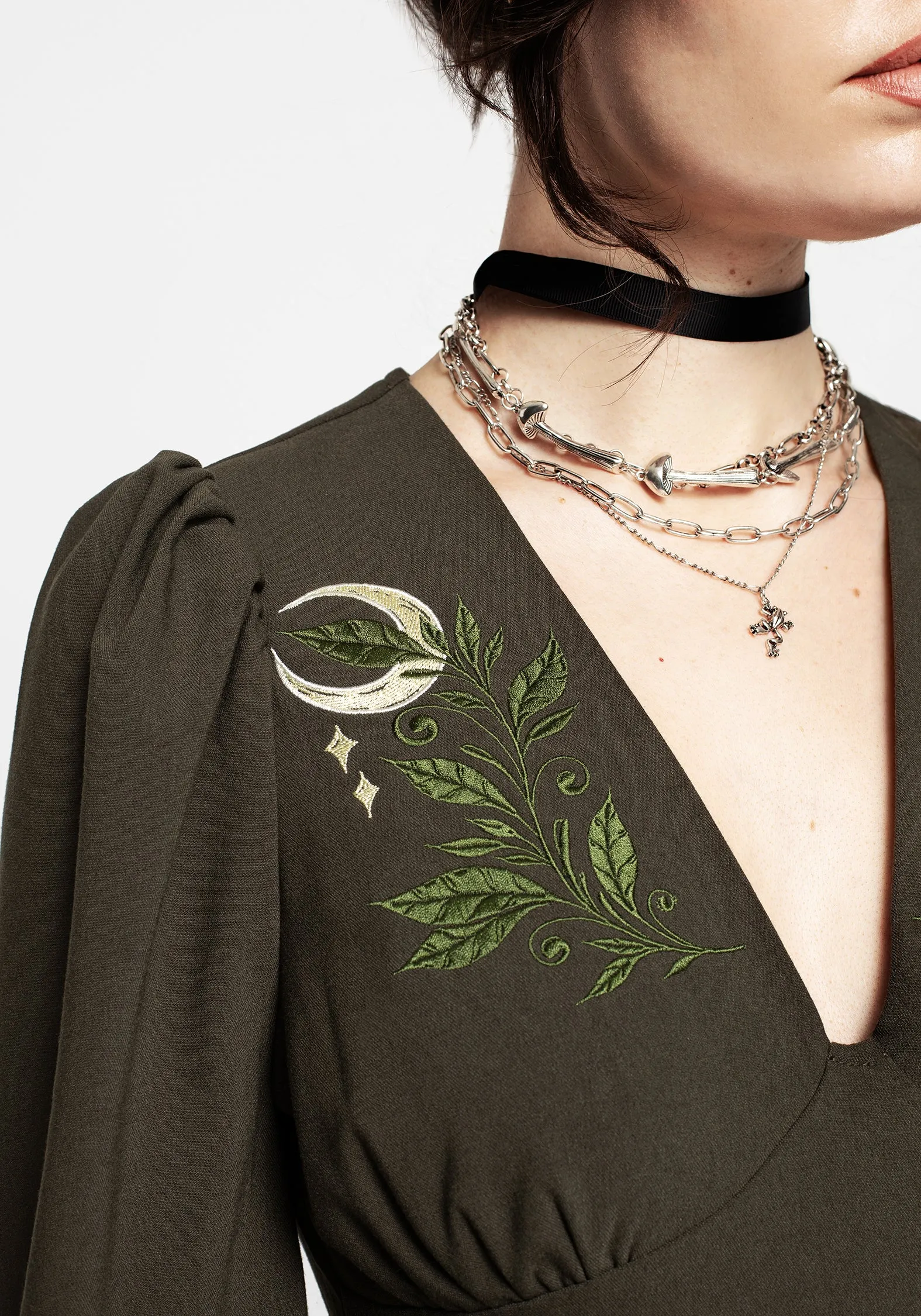 loose silhouette Huldra Embroidered Midi Dress