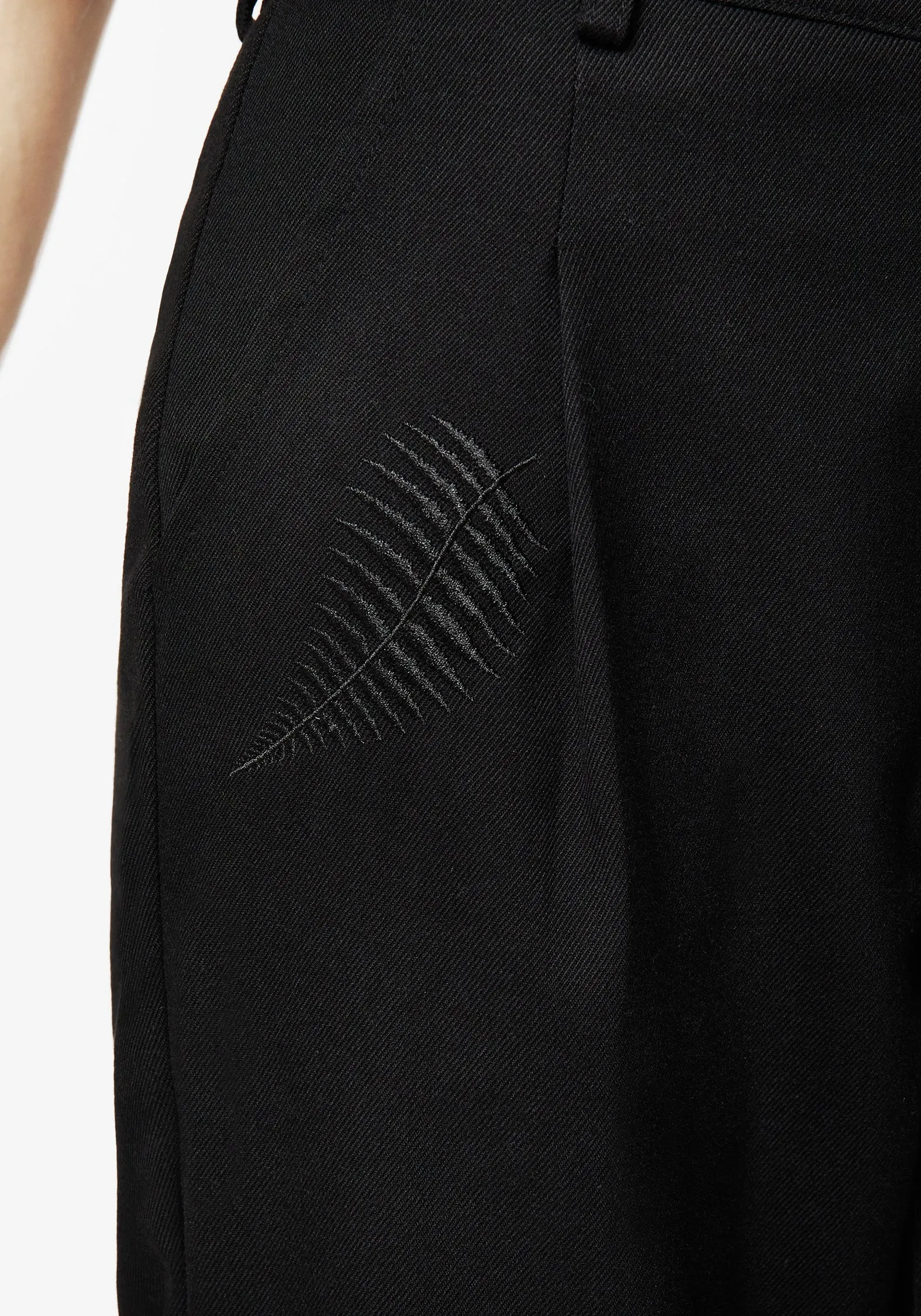 Casual Comfort Layers NonChafingEdges Marsilea Fern Embroidered Tapered Tailored Trousers