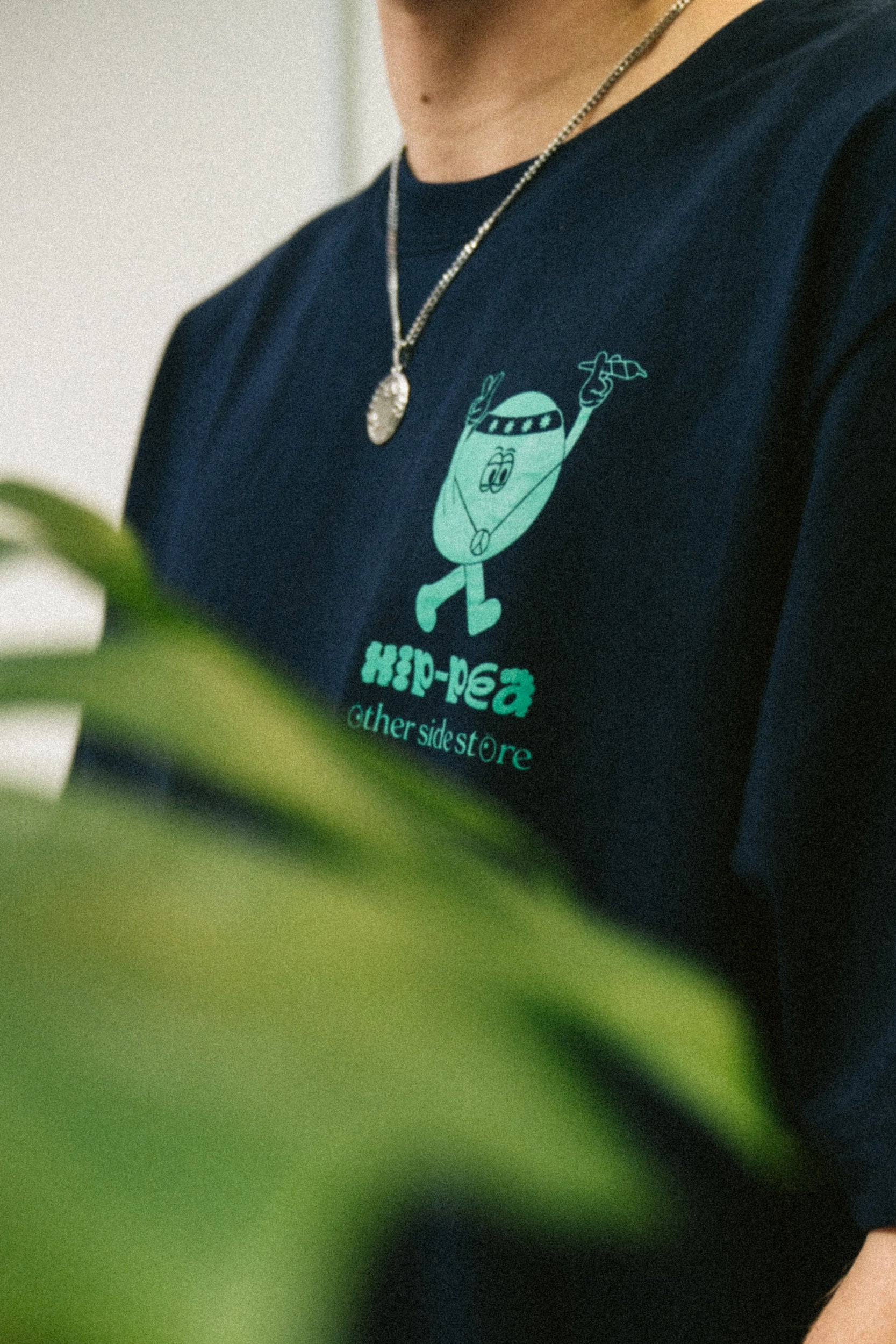 Breathable touch Other Side Store 'Hippeas' Organic Tee - Navy
