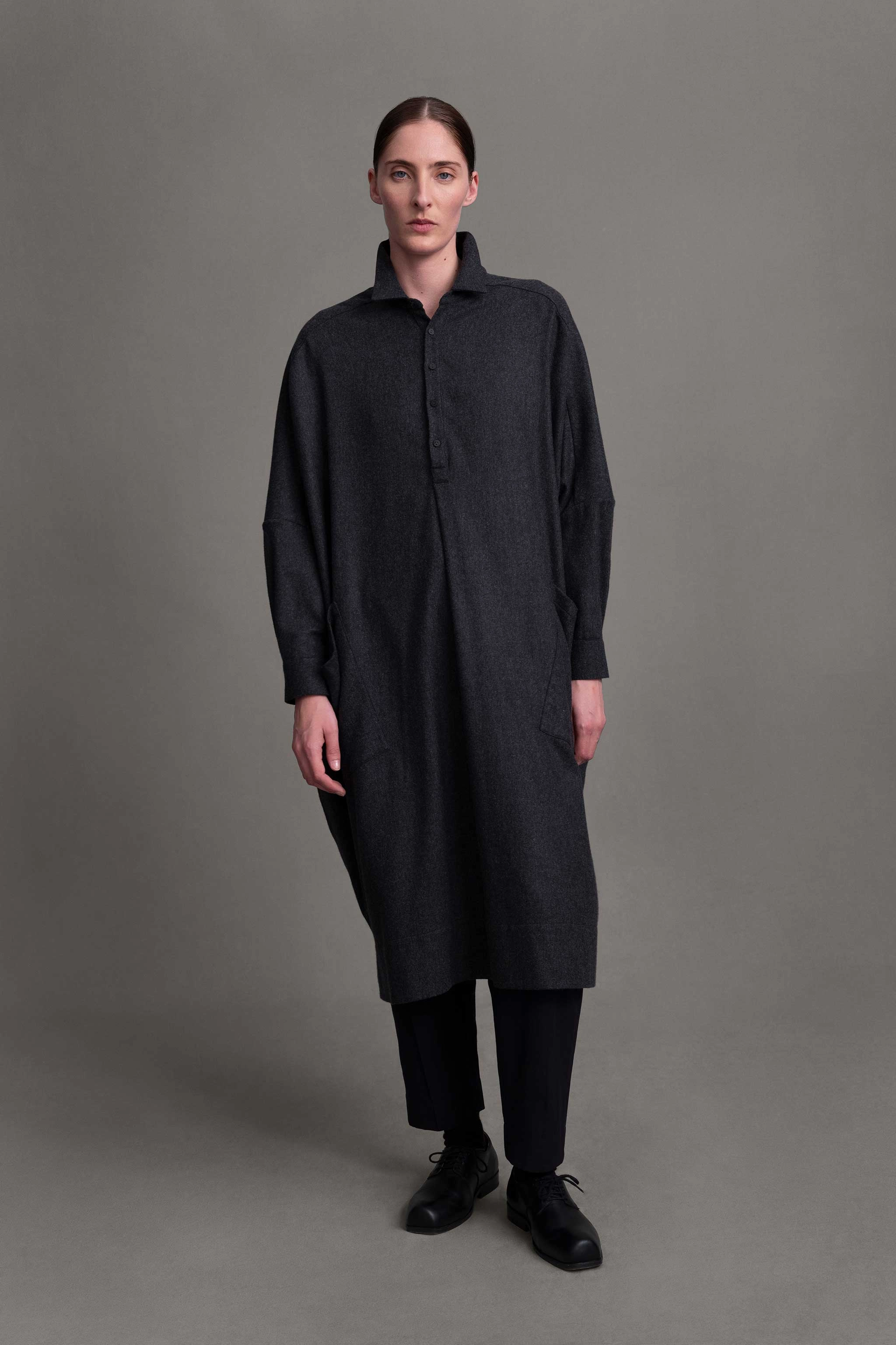 Simple Comfort THE FRAMER DRESS / WOOL CASH FLANNEL CHARCOAL