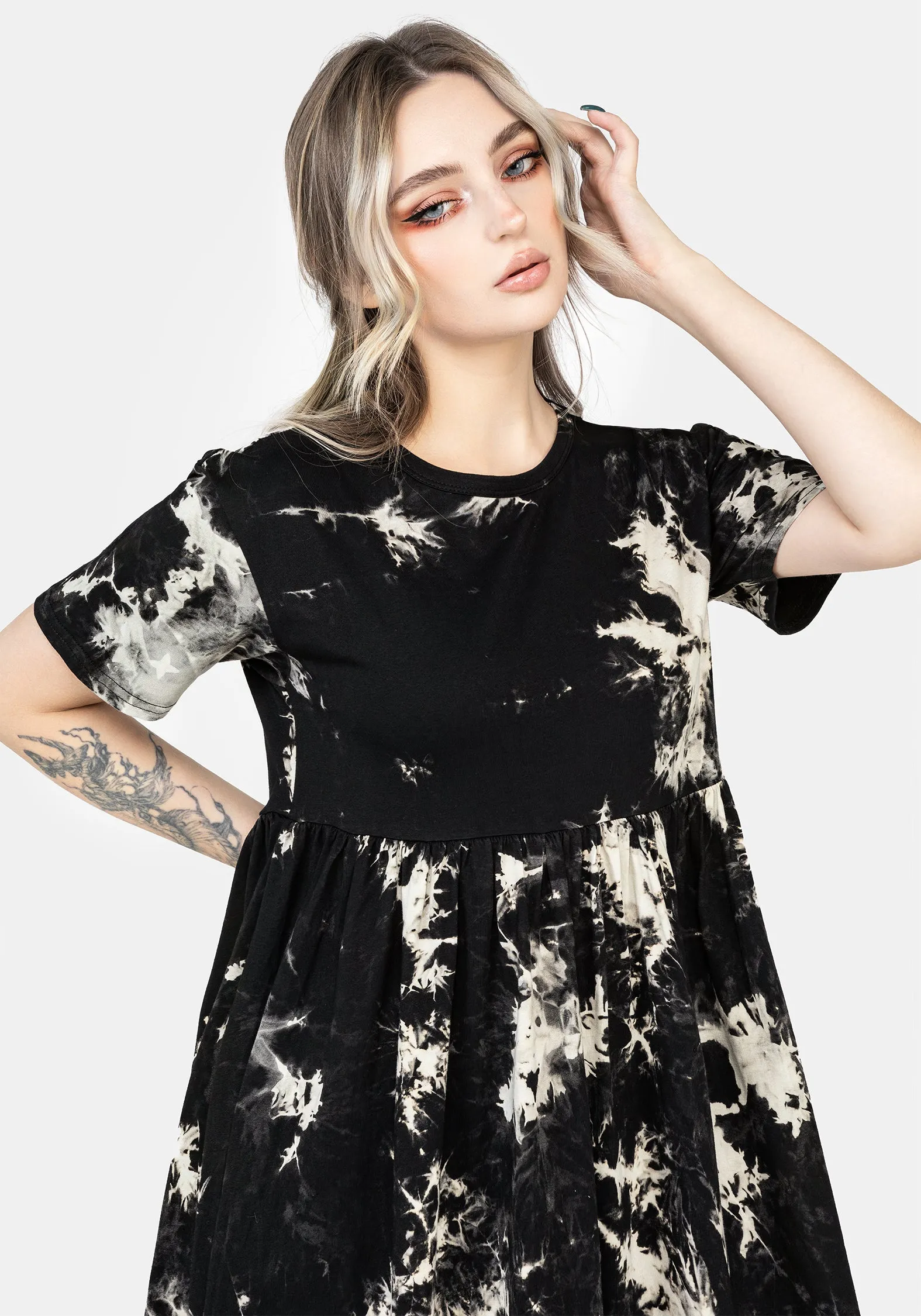 Moodswing Tie Dye Midi Dress Minimal Outfit