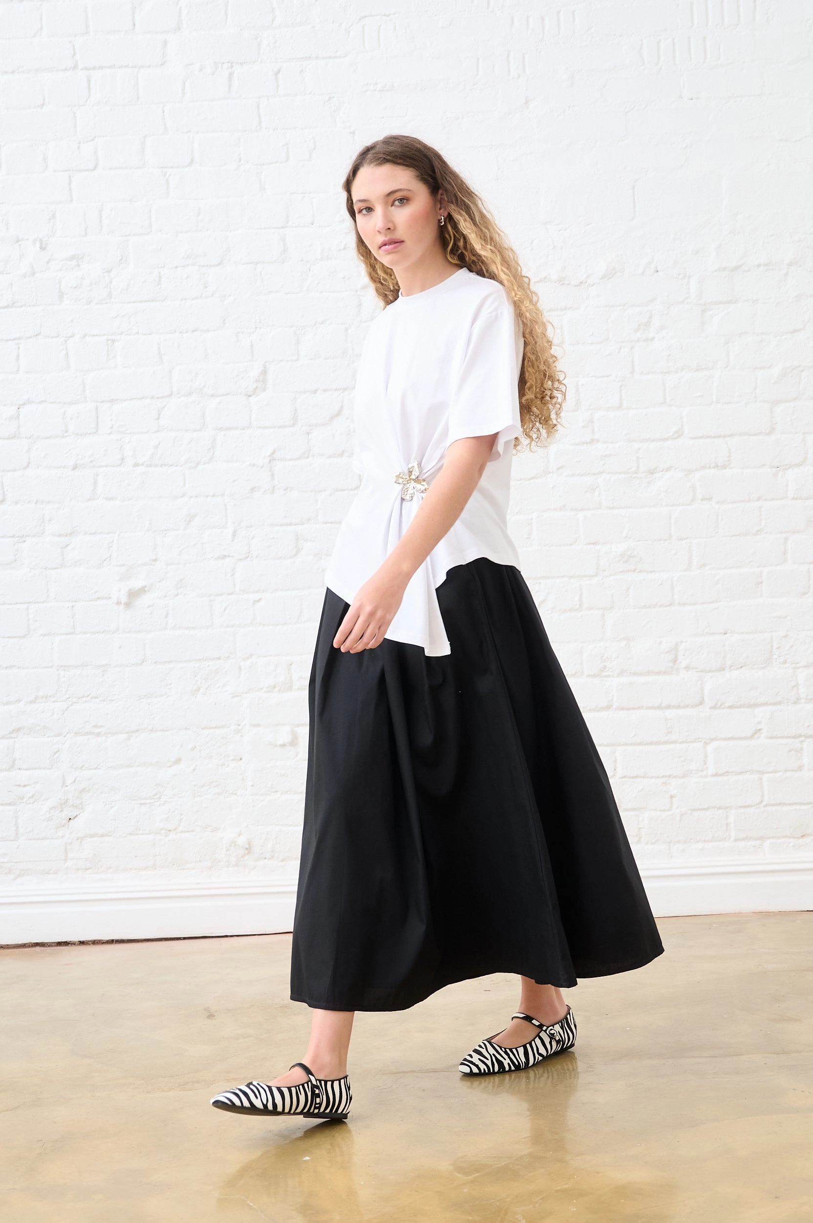 Oversized Tee with Flower Pin Breathable Tank Fashionable Tank