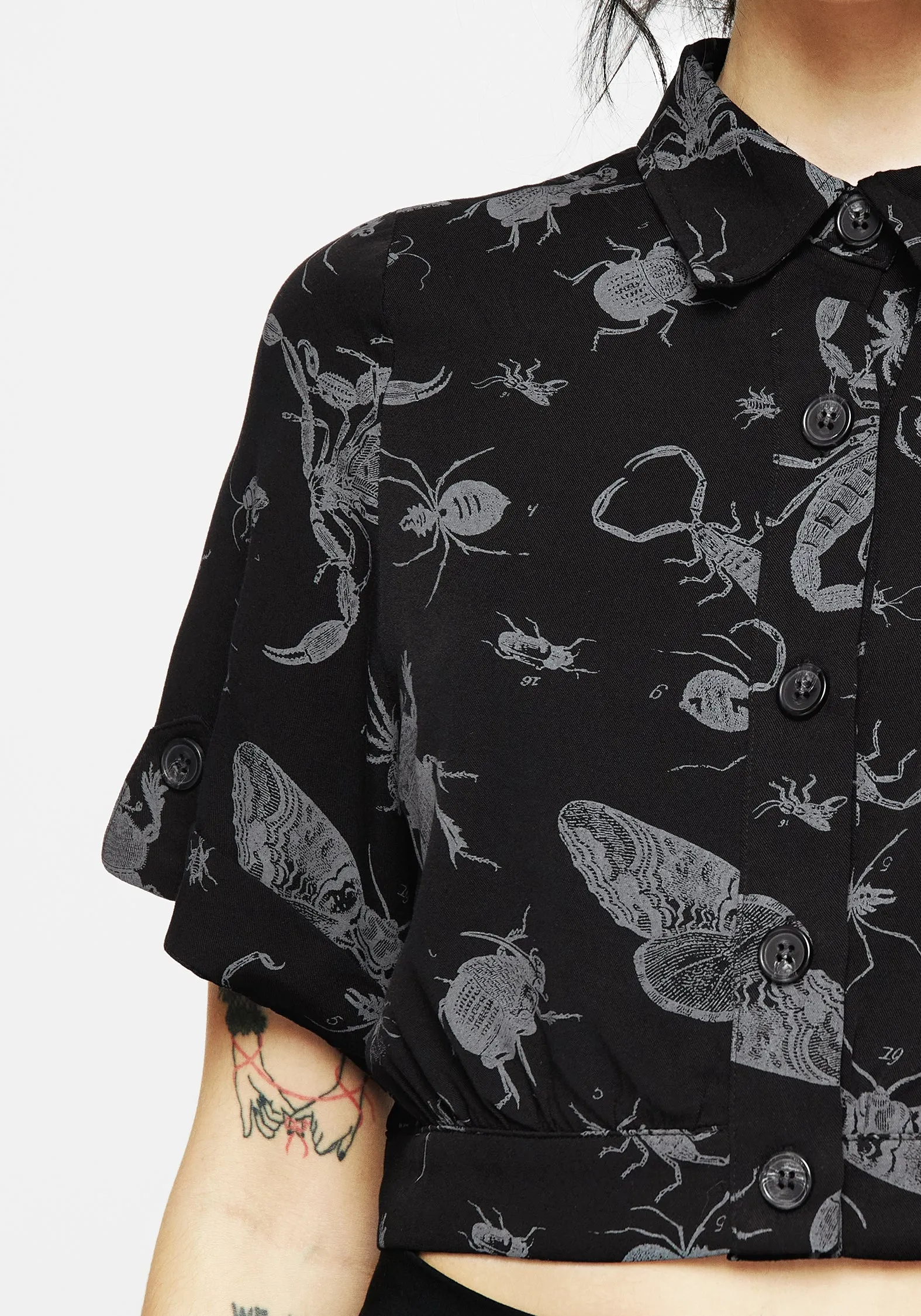Versatile Layering Parasite Bugs Short Sleeve Crop Shirt - Black