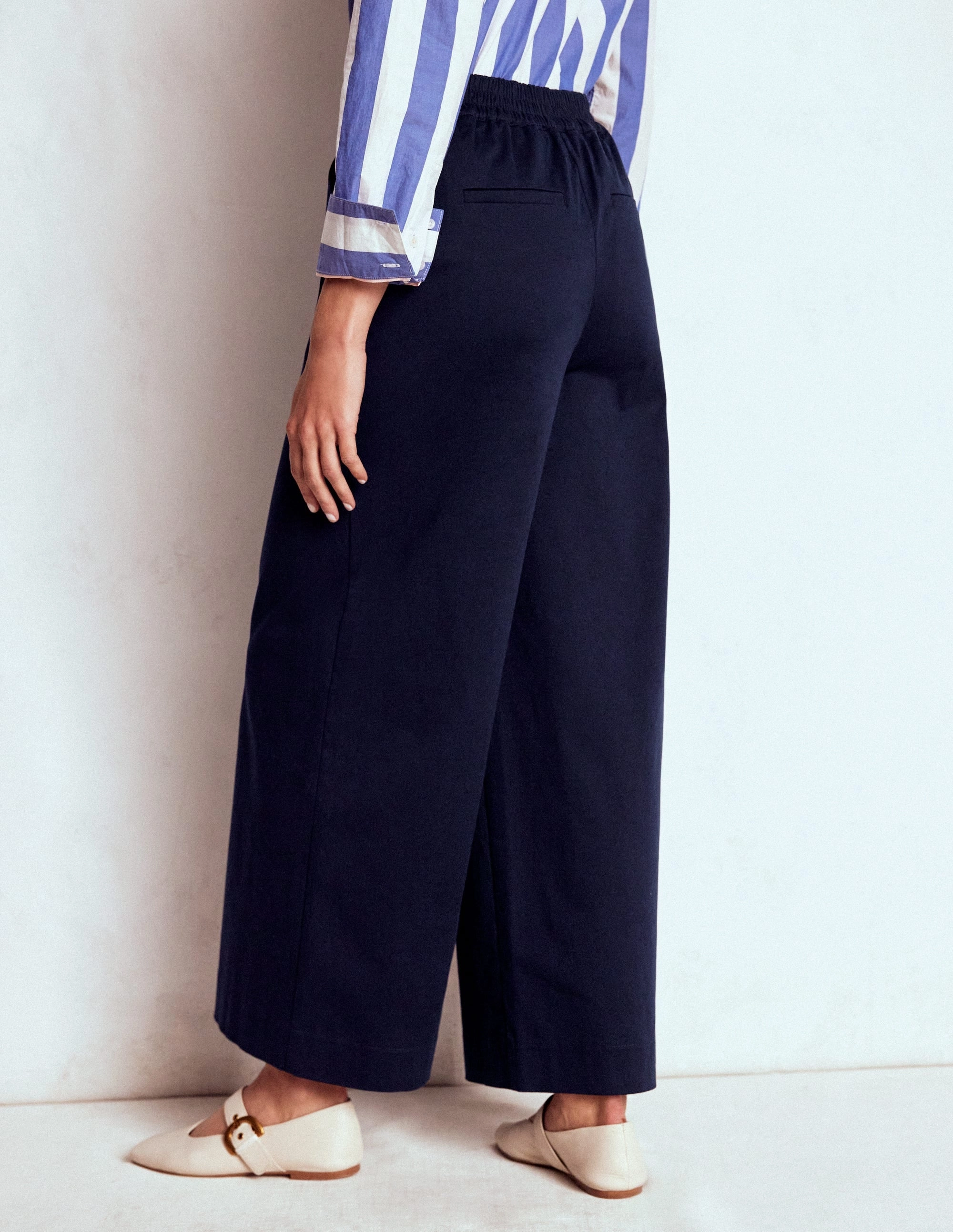Pull-on Cropped Trousers-Navy Quick Release Buckle Compact Fit