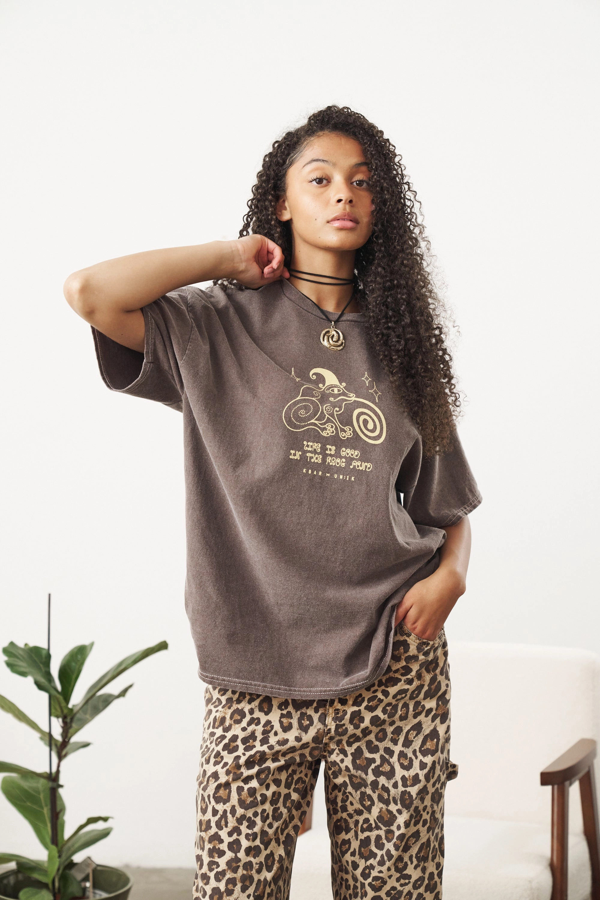 Comfortable fit Daily Comfort Style KBAR X UN:IK 'Frog Pond' Vintage Washed Tee - Chocolate