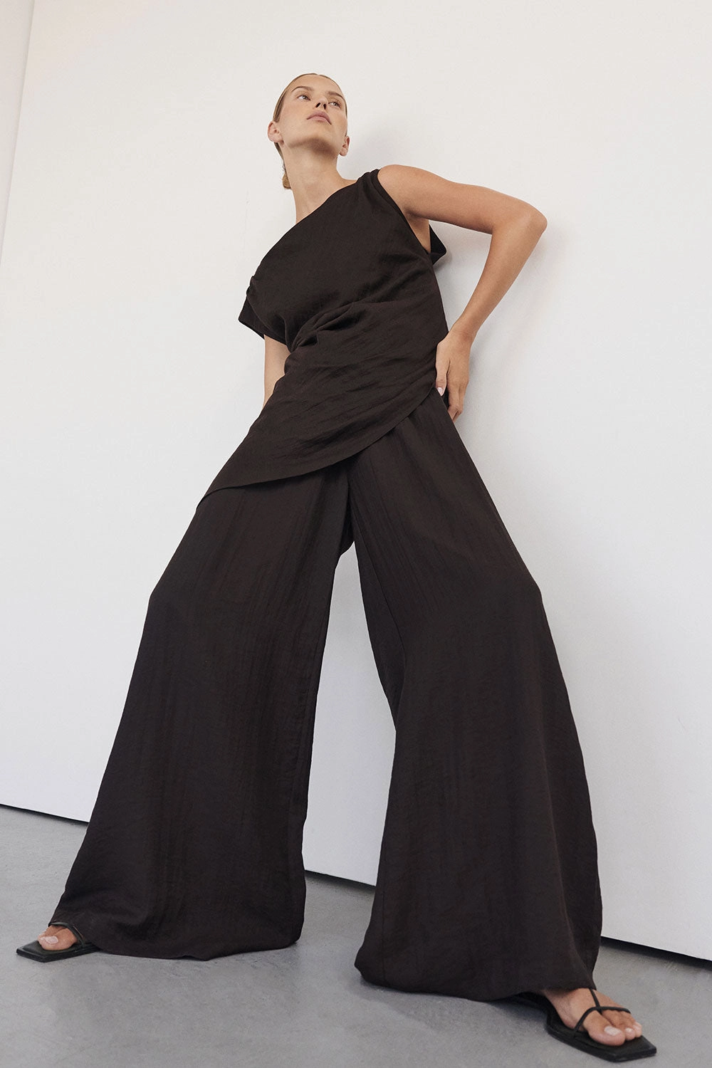SHYLA BITTER CHOC WIDE LEG PANT Minimal Style Clean Fit