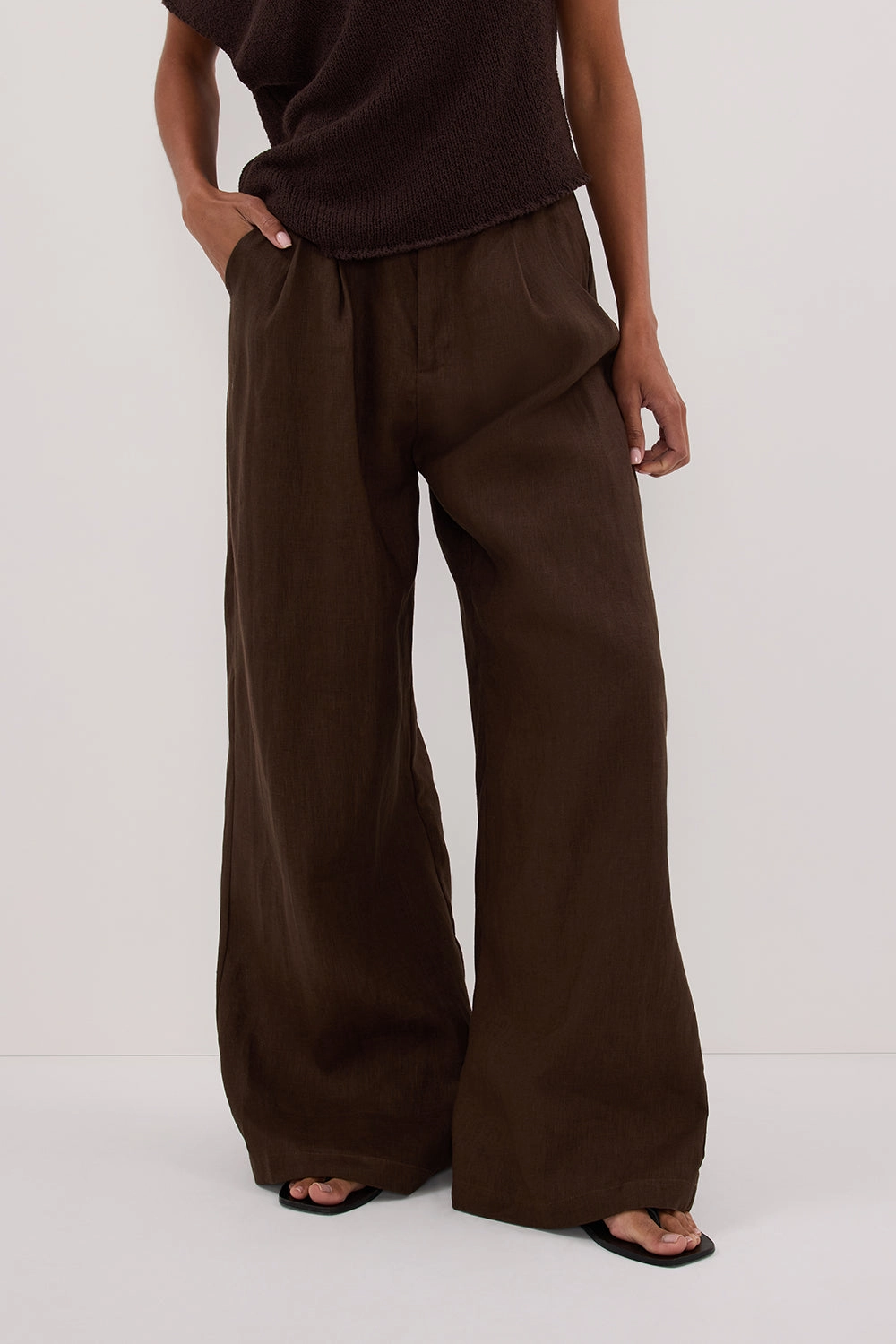 HOLDEN BITTER CHOC LINEN PANT Wide-leg cut