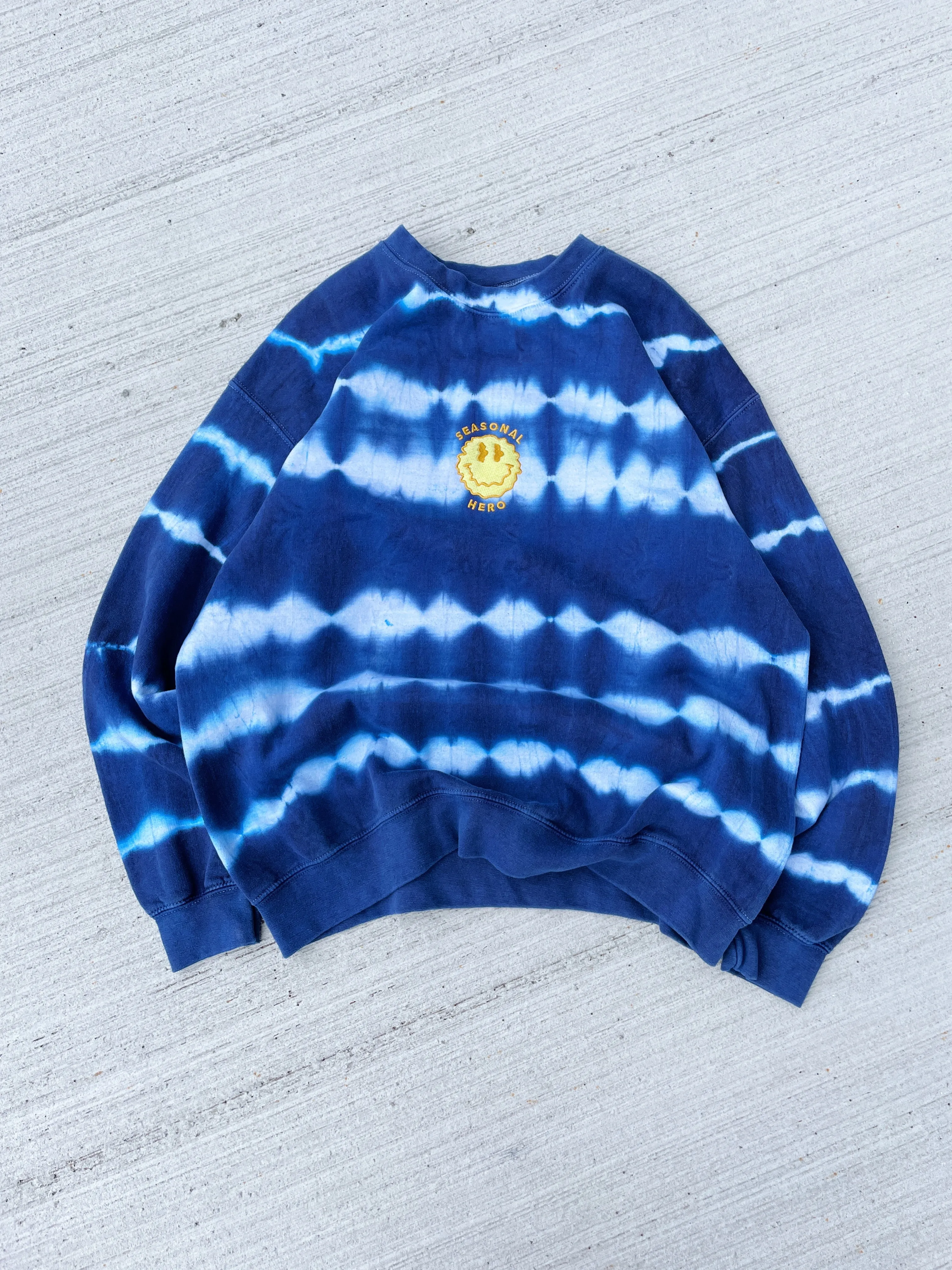 Seasonal Hero 'Trippy Smiler' Tie Dye Washed Sweater - Navy & White Hygroscopic Fiber Blend