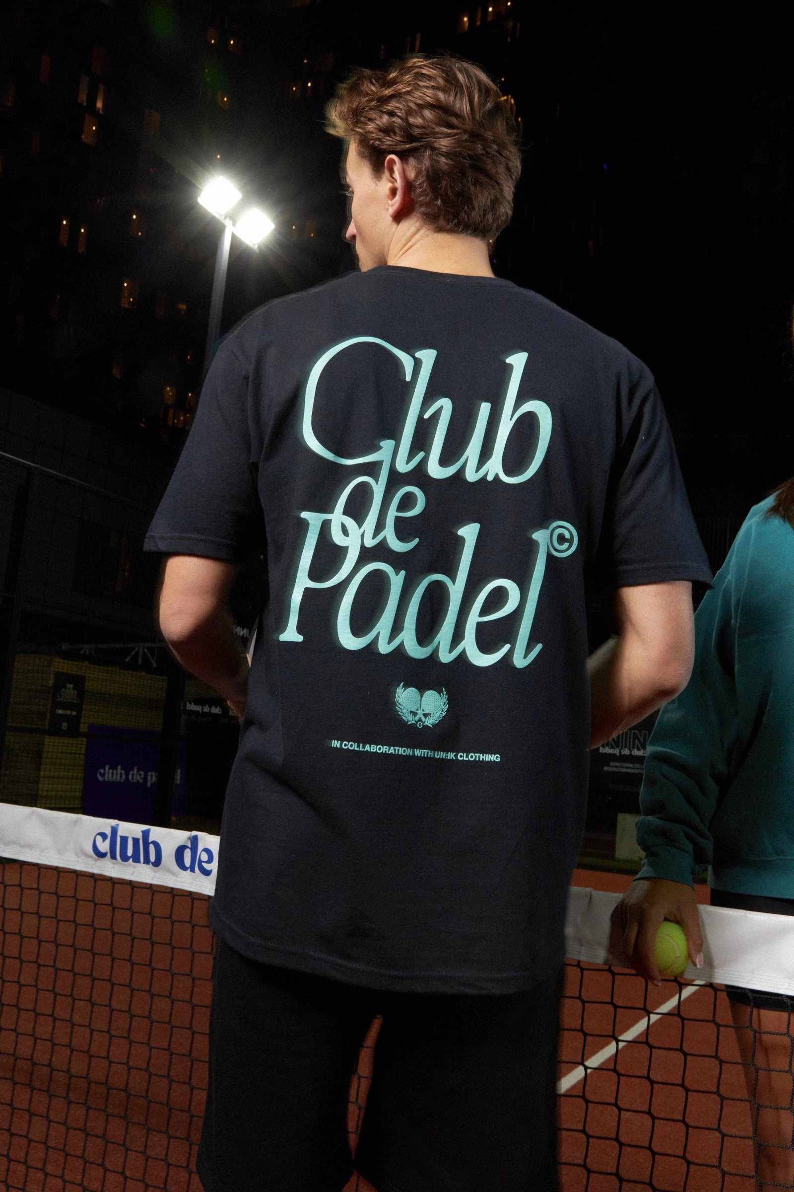 Club de Padel 'Retro' Tee - Black easygoing look