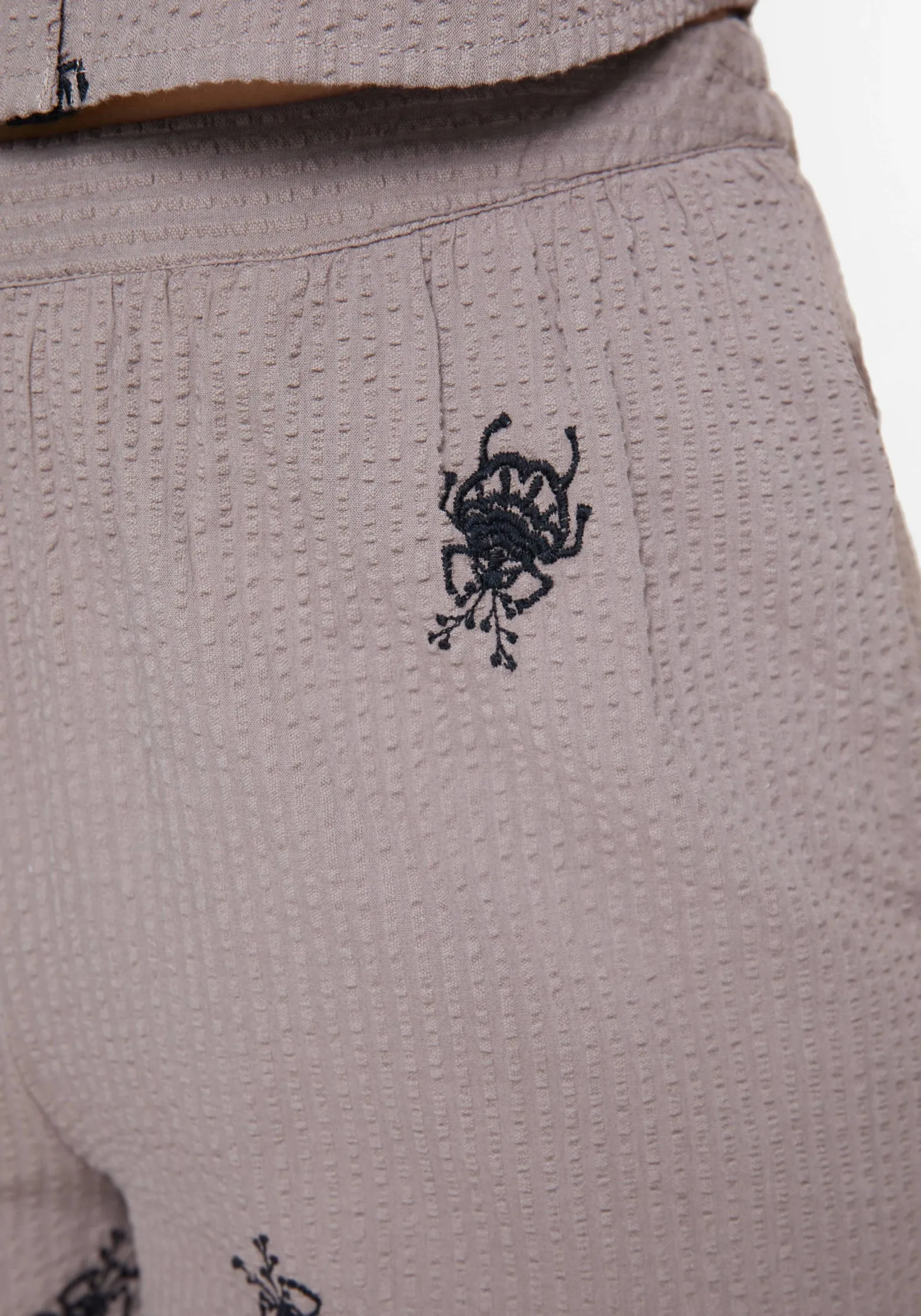 Wide Leg Opening Sporty Edge Stag Beetle Embroidered Shorts