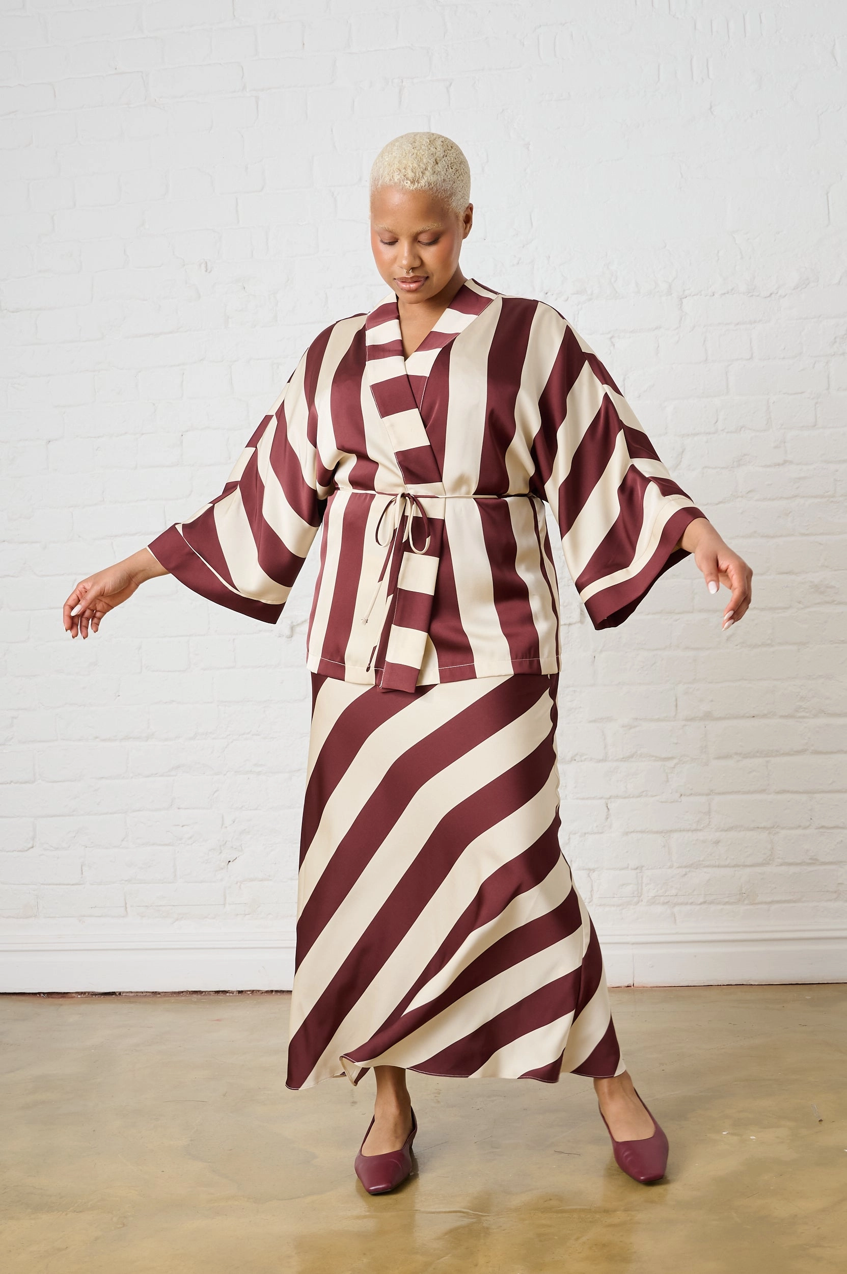 Essential Style Compression Packability Satin Kimono in Burgundy Stripe