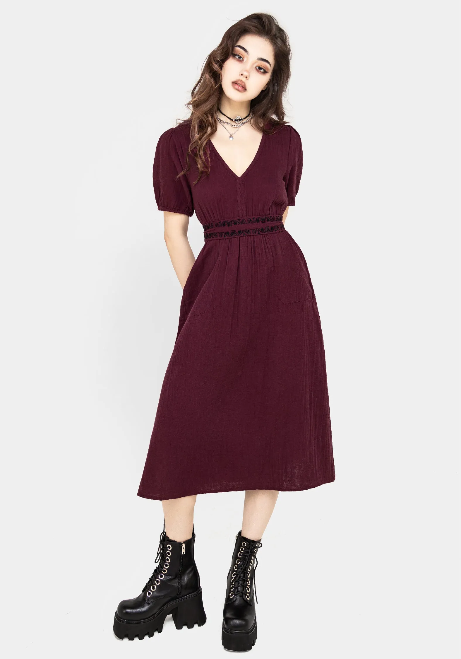 Clean Texture Sleek Cut Poultice Embroidered Cotton Midi Dress