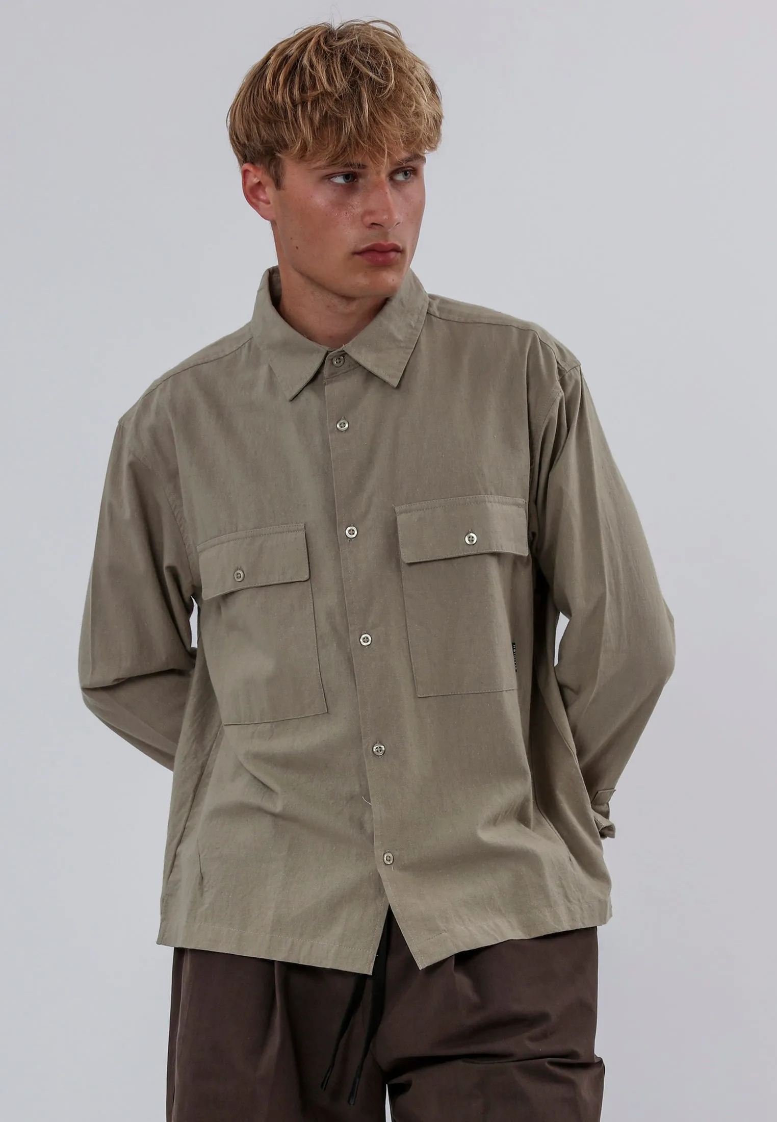TWO POCKET RELAXED LINEN BLEND SHIRT LIGHT KHAKI Split hem